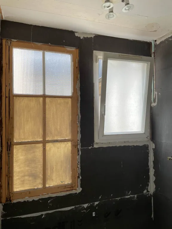 Photographie de la rénovation de la salle de bain chez un client. On peut y voir une fenêtre qui a été posée.